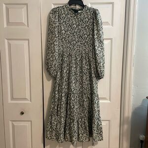 Hyacinth House Women's Black & White Floral Tiered Midi Dress size Small